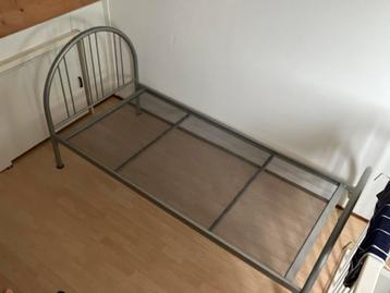 Metalen eenpersoonsbed beschikbaar voor biedingen