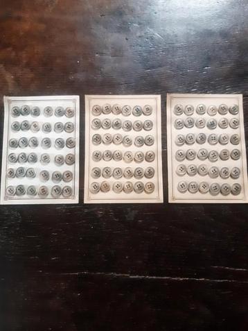 3 kartonnen kaarten met brocante knopen jaren 50/60 beschikbaar voor biedingen