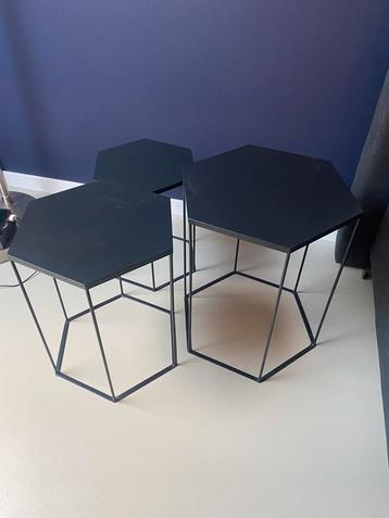 Drie hexagon bijzettafels beschikbaar voor biedingen