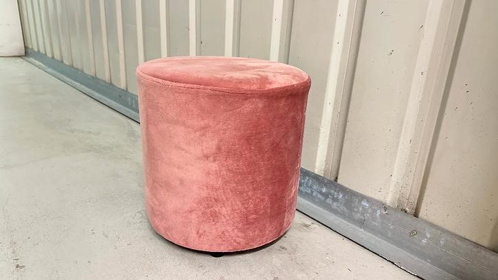Ronde poef / voetenbank – roze velours – compact & stijlvol, Huis en Inrichting, Banken | Voetenbanken en Poefen, Zo goed als nieuw