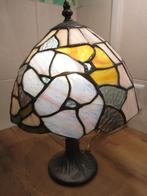 Tiffany tafellamp met gezellige kleuren, Huis en Inrichting, Lampen | Tafellampen, Ophalen of Verzenden, Gebruikt, Tiffany, Minder dan 50 cm