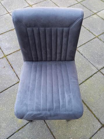 2 Grijze barkrukken met metalen frame beschikbaar voor biedingen