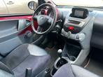Toyota Aygo 1.0-12V Aspiration Red Navigator Airco 5d Halfle, Auto's, Toyota, Voorwielaandrijving, Euro 5, Gebruikt, Metallic lak