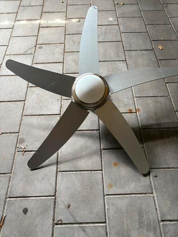 Ventilator met verlichting beschikbaar voor biedingen