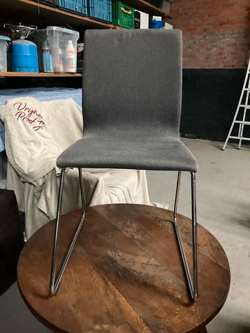 5 Stoelen met Metalen Poten beschikbaar voor biedingen