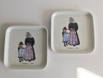 Villeroy & Boch 2 gebaksbordjes klederdracht Huizen 1940 beschikbaar voor biedingen