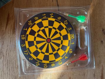 Steel-Tip Dartboard Set with 2 Darts – Compact & Fun beschikbaar voor biedingen
