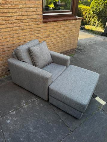 Stoel met poof beschikbaar voor biedingen
