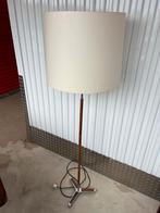 Vloerlamp met witte kap -  vintage - retro, Huis en Inrichting, Lampen | Vloerlampen, Ophalen, Gebruikt, 150 tot 200 cm