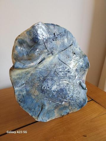 Moderne keramische schijf met blauw beschikbaar voor biedingen