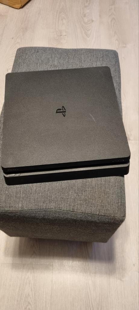 PS4 Slim 1TB + Games, Spelcomputers en Games, Spelcomputers | Sony PlayStation 4, Gebruikt, Slim, 1 TB, Met 3 controllers of meer