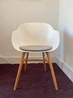 Witte kuipstoelen met beuken onderstel (2x), Huis en Inrichting, Stoelen, Kunststof, Twee, Wit, Ophalen of Verzenden