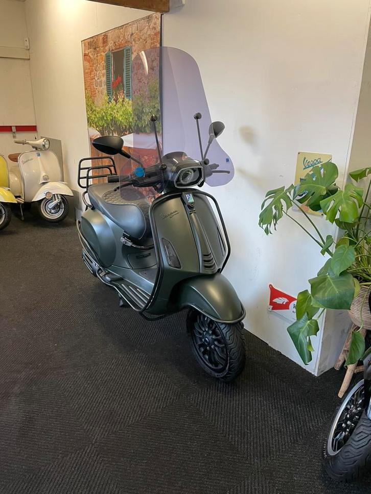 Vespa Sprint 50 i-GET // 2018 // Army Green // Brom 45KM, Fietsen en Brommers, Scooters | Vespa, Zo goed als nieuw, Overige modellen