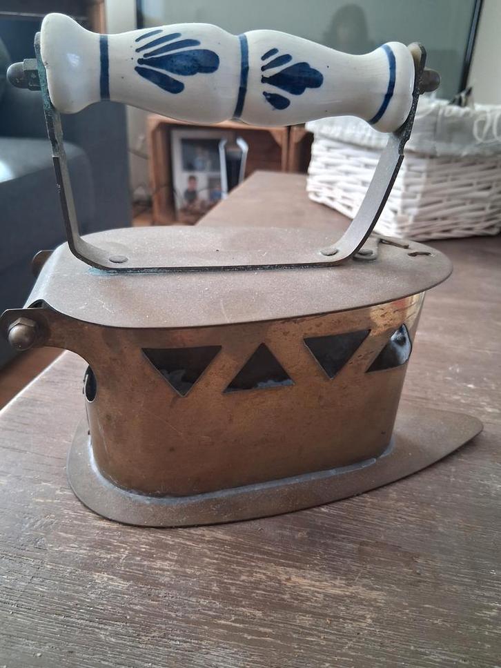 Antiek Strijkijzer met Delfts Blauw Handvat  strijkbout, Antiek en Kunst, Antiek | Gereedschap en Instrumenten, Ophalen of Verzenden