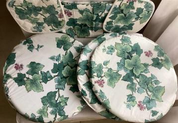 Set Decoratieve Kussentjes en kleed met Klimopmotief  beschikbaar voor biedingen