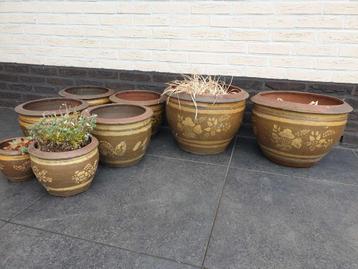 8x bruine terracotta pot bloempot met tekening tuin terras beschikbaar voor biedingen
