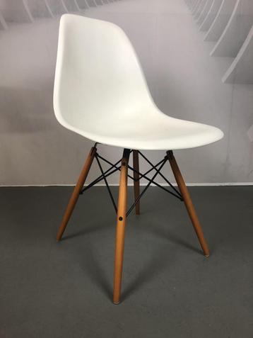 9 Vitra Eames  DSR stoel Wit onderstel Essen beschikbaar voor biedingen