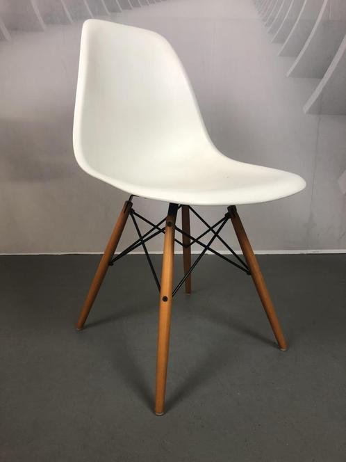 9 Vitra Eames  DSR stoel Wit onderstel Essen, Huis en Inrichting, Stoelen, Zo goed als nieuw, Kunststof, Metaal, Wit, Ophalen of Verzenden
