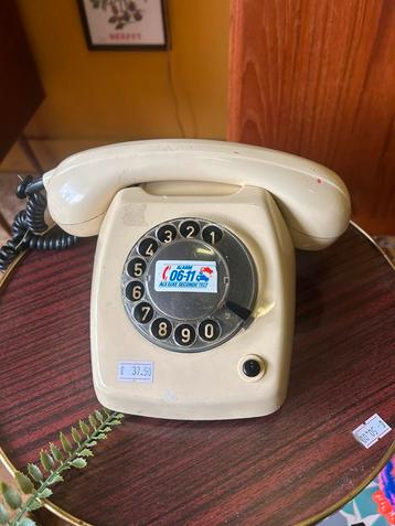 Vinage jaren 70 beige draaischijf telefoon beschikbaar voor biedingen