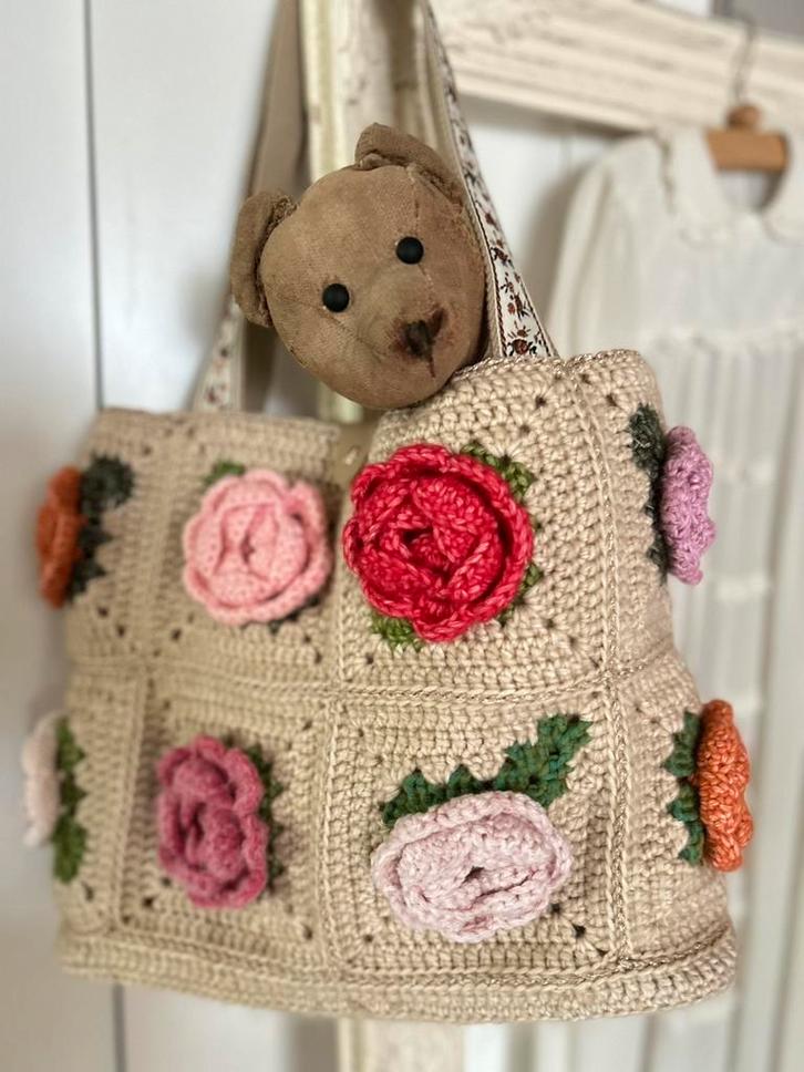 Unieke gehaakte damestas met rozen, Sieraden, Tassen en Uiterlijk, Tassen | Damestassen, Nieuw, Schoudertasje, Beige, Ophalen of Verzenden