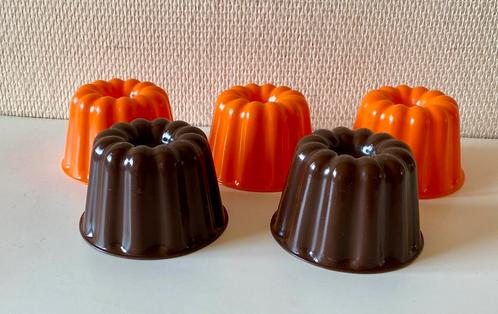 5 retro jaren ‘70 puddingvormpjes, bruin en oranje, Huis en Inrichting, Keuken | Keukenbenodigdheden, Gebruikt, Ophalen of Verzenden