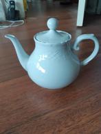 Wit porseleinen theepot met relief ca. 17 cm hoog, Overige typen, Ophalen of Verzenden, Zo goed als nieuw, Effen