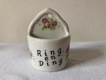 Porseleinen wandhangertje Ring en Ding beschikbaar voor biedingen