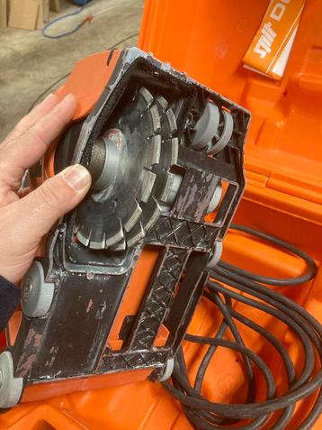 Te huur sleufmachine voor elektrapijpen beschikbaar voor biedingen
