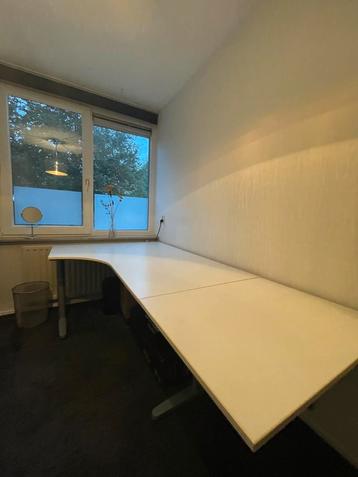 In hoogte verstelbaar degelijk wit Ikea  (hoek)bureau beschikbaar voor biedingen