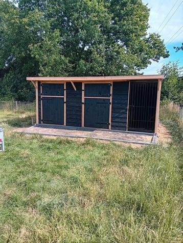 Douglas schuilstal, open of met deuren, op maat beschikbaar voor biedingen