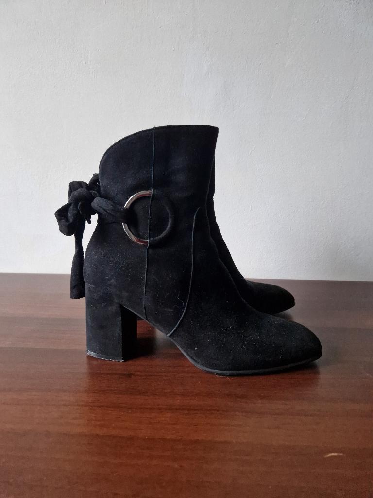 LIlian suede enkellaarzen mt 39, Lilian, Zwart, Lage of Enkellaarzen, Ophalen of Verzenden