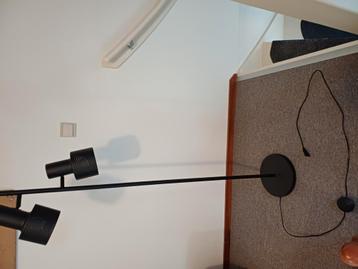 Staande schemerlamp met vloerschakelaar. beschikbaar voor biedingen