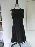 Stijlvolle zwarte jurk met witte kraag. Sisley, mt M, Knielengte, Maat 38/40 (M), Ophalen of Verzenden, Zo goed als nieuw