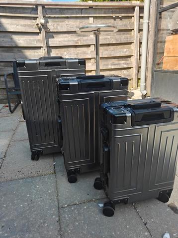 Nieuwe aluminium koffers – premium & robuust rimowa look beschikbaar voor biedingen