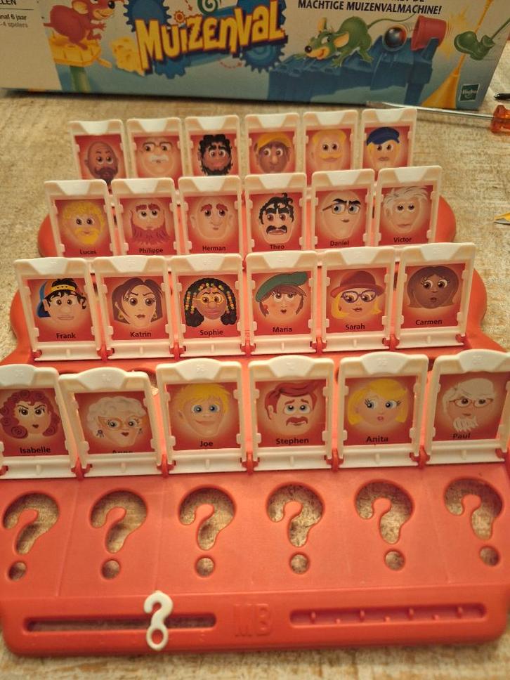 Wie is het? Het spel van de grote onbekende?, Hobby en Vrije tijd, Gezelschapsspellen | Bordspellen, Zo goed als nieuw, Een of twee spelers