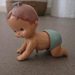 Vintage TOMY opwindbare kruippop uit 1977, Antiek en Kunst, Ophalen of Verzenden