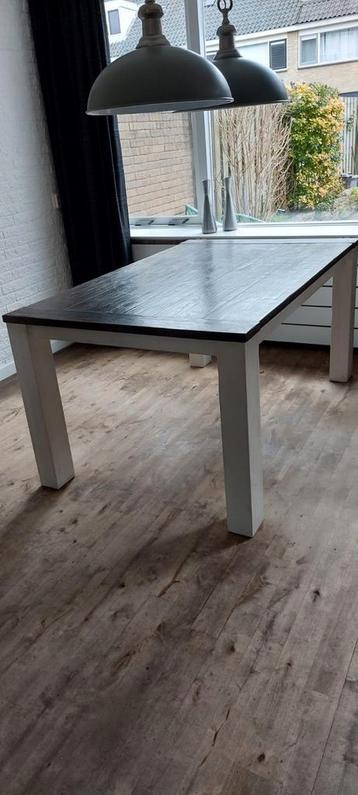 ️ Eettafel 	
2 maten uitschuifbaar.  beschikbaar voor biedingen