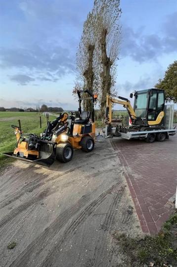 Mini graver met machinist beschikbaar voor biedingen