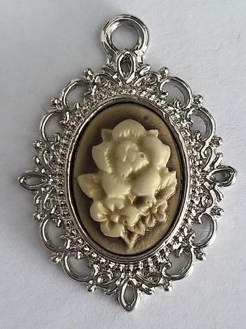 Kleine zilverkleurige kettinghanger hanger met rozen, Sieraden, Tassen en Uiterlijk, Kettinghangers, Nieuw, Overige materialen