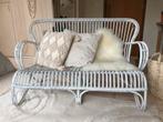 Rotan vintage 2-zits bankje Rohe Noordwolde rotan wit, Huis en Inrichting, Banken | Bankstellen, Ophalen, Minder dan 75 cm, Tweepersoons
