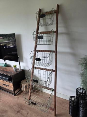 Unieke grote decoratieve wandrek ladder met 5 manden  beschikbaar voor biedingen