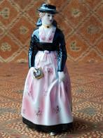 Prachtig antiek Keramos beeldje uit Oostenrijk 12,2 cm.