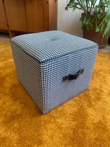 Poef zwart-wit 45x45x40 beschikbaar voor biedingen