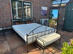 Twee persoons smeedijzeren bed, bank spiegel en nachtkastjes, Huis en Inrichting, Ophalen, Zo goed als nieuw, Tweepersoons, Hout