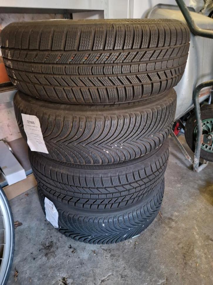 Set winterbanden voor Peugot 5008 215/65R17 H99, Auto-onderdelen, Banden en Velgen, Band(en), Winterbanden, 215 mm, Personenwagen