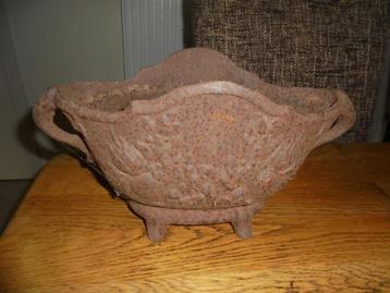 Gietijzeren Jardiniere / 18 cm hoog  ( 2 )  beschikbaar voor biedingen