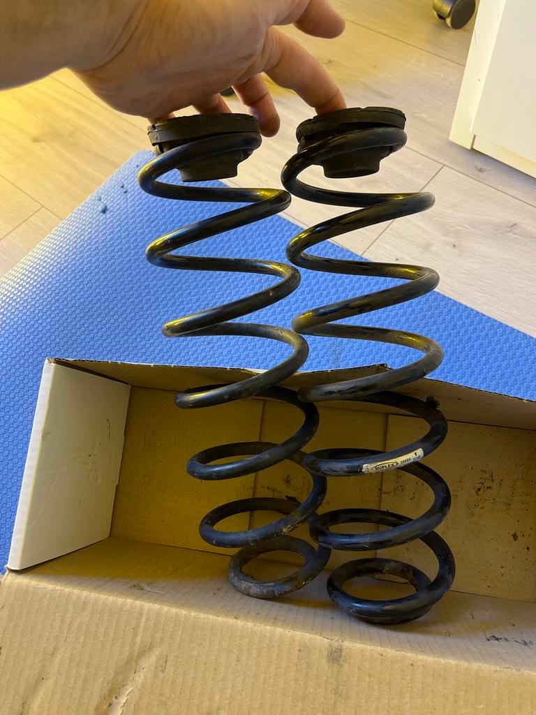 Gebruikte Auto Veer Achteras Golf IV mk4 met veerring..., Auto-onderdelen, Ophanging en Onderstel, Ophalen of Verzenden, Gebruikt