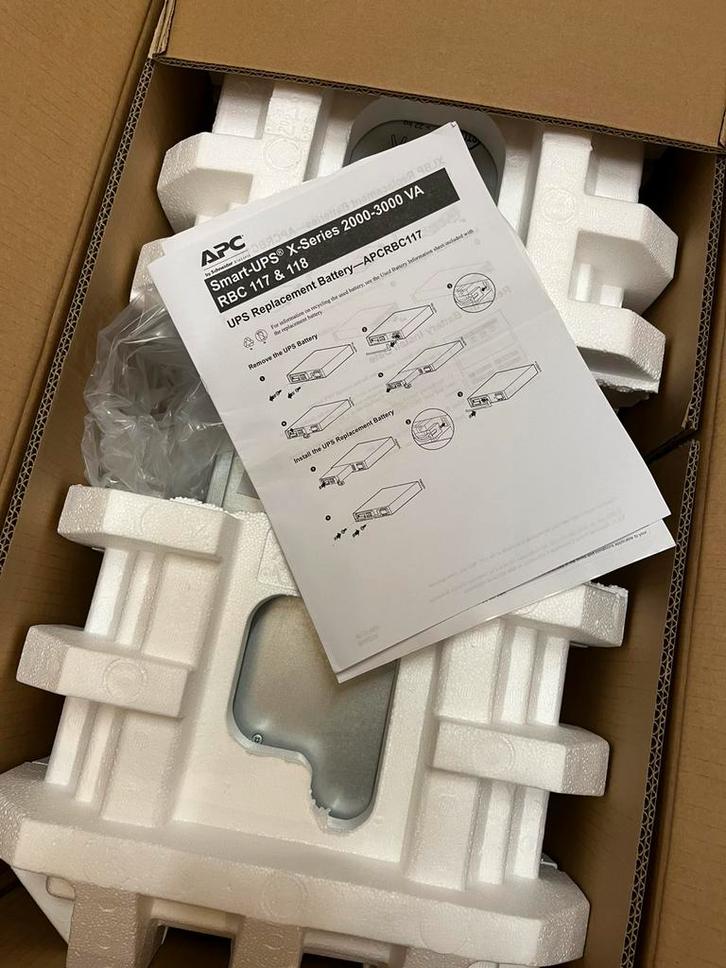 APC smart UPS batterij 117 X 3000, Computers en Software, Noodvoedingen (UPS), Gebruikt, Ophalen of Verzenden