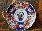 Mooi antiek bord uit Japan van Imari porselein 22 cm.