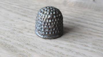 Bronzen zware 16/e eeuwse vingerhoed /  Friese vondst beschikbaar voor biedingen